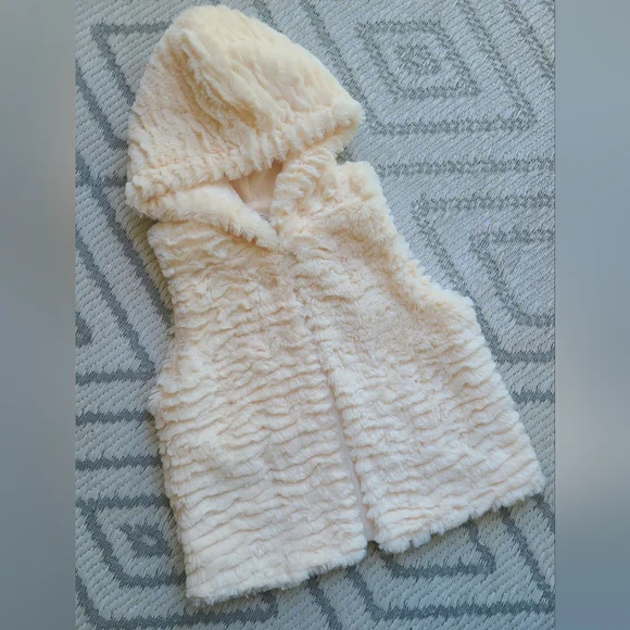 Soft, fuzzy fur-look hooded vest for toddler girl, size 5T - Picture 2 of 5